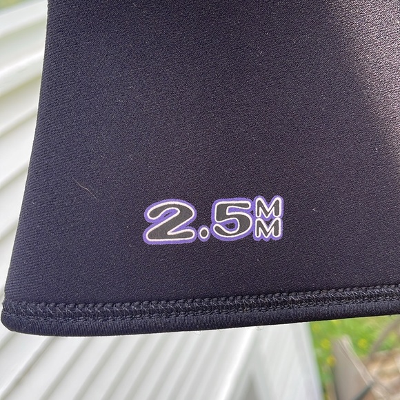 NeoSport 2.5mm Women's Front Zip Vest Wetsuit 4 Black/Purple - Picture 3 of 5